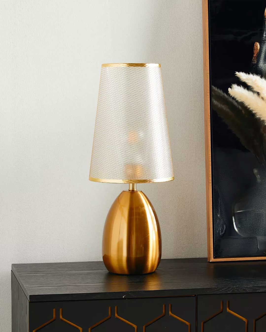 Simple Nordic Golden Table Lamp - Elegant Minimalist Lighting for Modern Home Decor