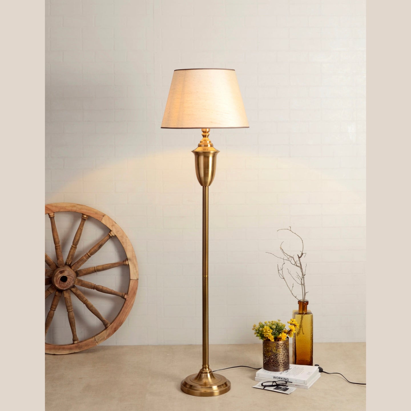 Modern Minimalist Floor Lamp - Adjustable Lighting with Sleek Metal Finish for Contemporary Home Décor Accent