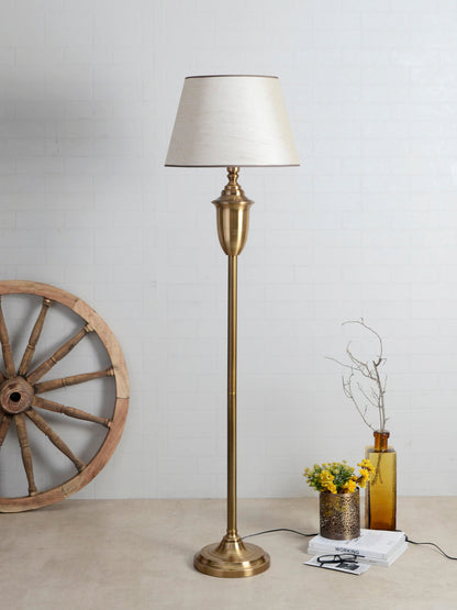 Modern Minimalist Floor Lamp - Adjustable Lighting with Sleek Metal Finish for Contemporary Home Décor Accent